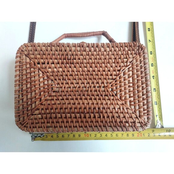 Cute Wicker & Leather Cloth Lined Box Crossbody Purse 7.75" x 5.25" x 3.25" - Picture 6 of 7